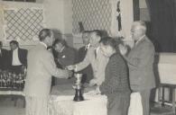 Visconde de Asseca e António Pereira Forjaz na entrega de troféus durante a IV prova inter-sócios de pesca de rio na Várzea de Colares.