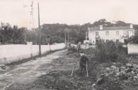 Obras de reparação num troço de estrada entre a ponte e a linha férrea, na estrada municipal das Merçês.