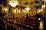 Público para assistir ao concerto de Liana Issakadze / Sequeira Costa, na sala da música, no Palácio Nacional de Queluz, durante o Festival de Música de Sintra.