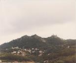 Vista geral da serra de Sintra com a vila, o palácio nacional, o castelo dos mouros e o palácio da Pena.