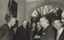 Ministro do Interior, César Henrique Moreira Batista, na entrada do Palácio Valenças, com o presidente da Câmara Municipal, António Pereira Forjaz e o escritor, Francisco Costa.