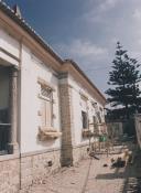 Obras de reparação na fachada da escola primária das Azenhas do Mar.