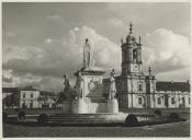 Estátua de Dona Maria I no largo em frente ao Palácio Nacional de Queluz.