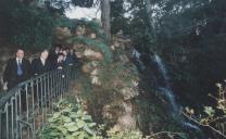 Comitiva que participou na inauguração das Quimeras na entrada do Palácio de Monserrate, com a presença do Presidente da Republica Dr. Jorge Sampaio, Presidente da Câmara Municipal de Sintra, Dr. Fernando Seara e Dr. Marco Almeida, visitando a cascata Beckford que se encontra nos jardins do Palácio.