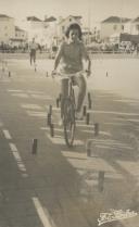 Gincana de bicicletas no ringue de patinagem da Praia das Maçãs.