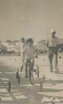 Gincana de bicicletas no ringue de patinagem da Praia das Maçãs.