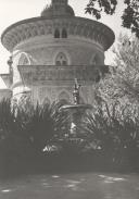 Fonte do tritão e torreão sul do Palácio de Monserrate.