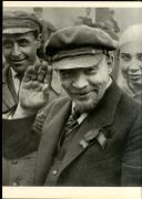 Lénine lors de la pose de la première pierre du monument «Le travail libéré»