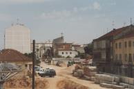 Vista parcial da Avenida Dom Afonso Henriques com a Igreja de Nossa Senhora da Paz de Rio de Mouro.