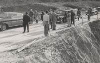 Visconde de Asseca, presidente da Câmara Municipal de Sintra, com a sua comitiva, visitando as obras numa estrada do concelho.