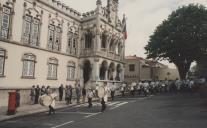 Atuação de uma banda durante as comemorações do 25 de Abril no largo Virgílio Horta em frente aos paços do concelho de Sintra.