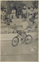 Gincana de bicicletas no ringue de patinagem da Praia das Maçãs.