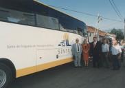 Autocarro da Junta de Freguesia de Almargem do Bispo e a presidente da CMS, Drª. Edite Estrela.