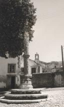 Pelourinho e antiga misericórdia de Colares.