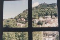 Vista parcial da Vila de Sintra através de uma janela.