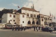 Atuação de uma banda durante as comemorações do 25 de Abril no largo Rainha Dona Amélia em frente ao Palácio Nacional de Sintra.