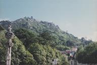 Vista Geral da Serra de Sintra com o pelourinho revivalista no Largo Dr. Virgílio Horta em primeiro plano.