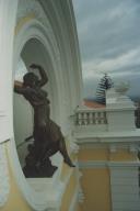 Estátua na fachada principal do casino de Sintra.