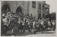 Carro de bois representando a Adega Regional de Colares durante um cortejo de oferendas no largo da Rainha Dona Amélia em frente ao Palácio Nacional de Sintra.