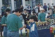 Entrega de troféus num torneio de futebol.