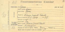 Recenseamento escolar de Maria Valente, filho de Frederico Jacinto Valente, moradora em Almoçageme.
