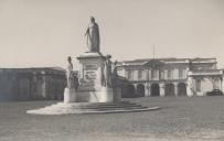 Estátua da Rainha Dona Maria I no largo do Palácio Nacional de Queluz.