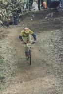 Ciclista durante uma prova de BTT na serra de Sintra.