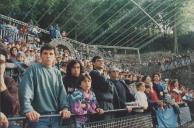 Público assistindo a um jogo de hoquei em patins no Parque da Liberdade em Sintra.