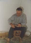 Manuel Sobrinho, artesão de Gouveia, trabalhando o vime.