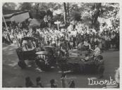 Carro alegórico durante as festas de Nossa Senhora do Cabo Espichel, na freguesia de São Martinho.