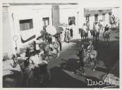 Desfile a cavalo durante as festas de Nossa Senhora do Cabo Espichel na freguesia de São Martinho.