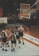 Jogo de basquetebol no pavilhão gimnodesportivo do Clube Atlético de Queluz.