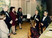 Presidente Internacional Dr. William Wunder do Lions Clube, entrega o seu galhardete à Presidente do Lions Clube de Sintra - Romântica a CL Drª Maria Eduarda, na sala da Nau, do Palácio Valenças, Sintra.