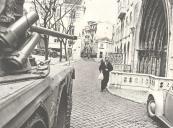 Largo do Carmo durante a revolução de 25 de abril de 1974.