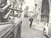 Largo do Carmo durante a revolução de 25 de abril de 1974.