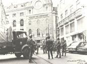 Militares nas imediações do Teatro da Trindade durante a revolução de 25 de abril de 1974.