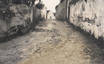 Arruamentos junto à escola primária e rua da Calçada, antes das obras de requalificação em Dona Maria.