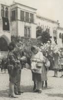 Saloia a vender flores no largo do Palácio Nacional de Sintra.