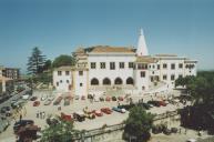 Exposição de carros clássicos do Rally de Inglaterra no largo Rainha Dona Amélia em frente ao Palácio Nacional de Sintra.