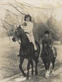 Jacqueline Lee "Jackie" Bouvier Kennedy Onassis com os seus filhos Croline Bouvier Kennedy e John Fitzgerarld Kennedy Junior num passeio a cavalo.