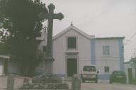 Cruzeiro e fachada principal da capela de Santa Margarida em Albarraque.