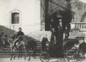 Rainha Dona Maria Amélia Luísa Helena de Orleães na escadaria do Palácio Nacional de Sintra.