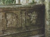 Face lateral direita do depósito do fontenário com baldaquino pertencente à Quinta da Ribafria situada entre Lourel e Cabriz.