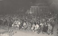 Público a assistir ao coro "A Voz Académica" no largo da Rainha D. Amélia com  vista parcial da capela da misericórdia. 