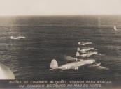 Aviões de combate Alemães voando para atacar um comboio britânico no Mar do Norte durante a II Guerra Mundial.