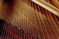 Cordas de um piano na sala de musica do Palácio Nacional de Queluz.