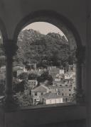 Vila de Sintra e o Castelo dos Mouros vistos do Palácio Nacional.