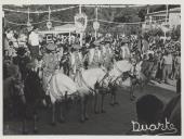 Desfile a cavalo durante a procissão nas festas de Nossa Senhora do Cabo Espichel no Largo Rainha Dona Amélia em frente ao Palácio Nacional de Sintra.