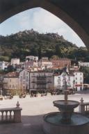 Vista parcial da Vila e Serra de Sintra com o Chafariz do Palácio Nacional de Sintra e o Largo Rainha Dona Amélia.