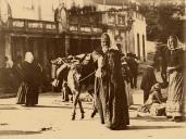 Saloios em traje popular na praça da República junto ao antigo mercado da alpendrada na Vila de Sintra.